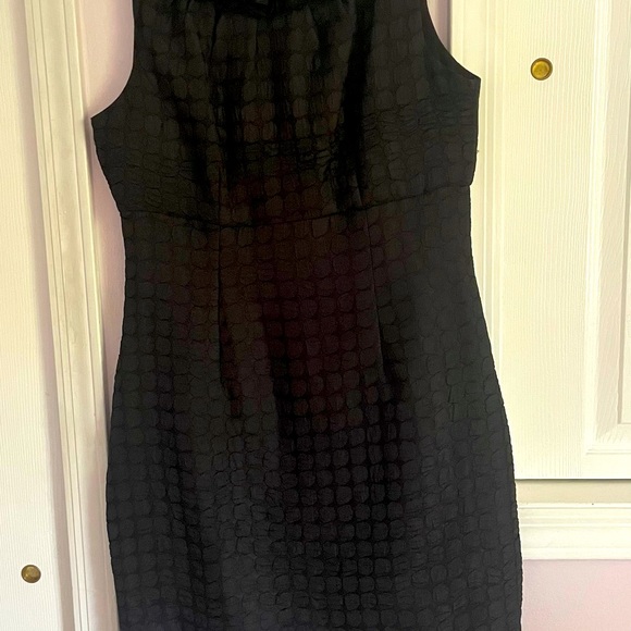 TAYLOR size 6 little black dress with neck embellishment - Picture 6 of 7